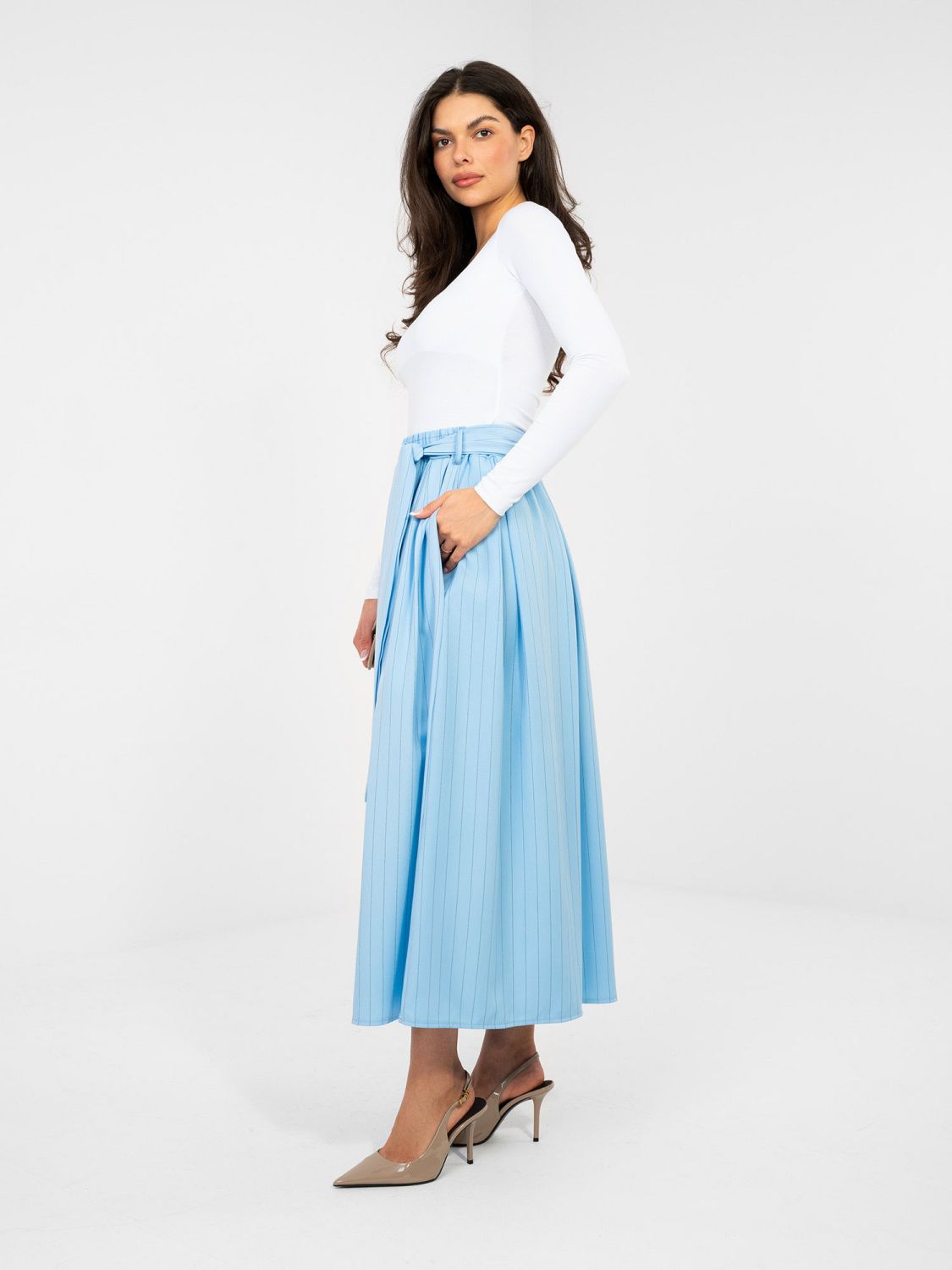 Elegantno modro midi krilo s pasom in črtami