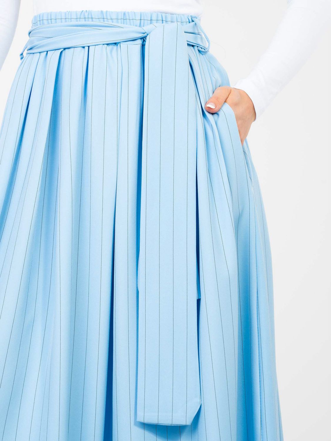 Elegantno modro midi krilo s pasom in črtami