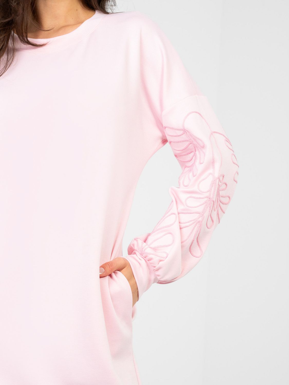 Roza mini obleka z vezenino in napihnjenimi rokavi