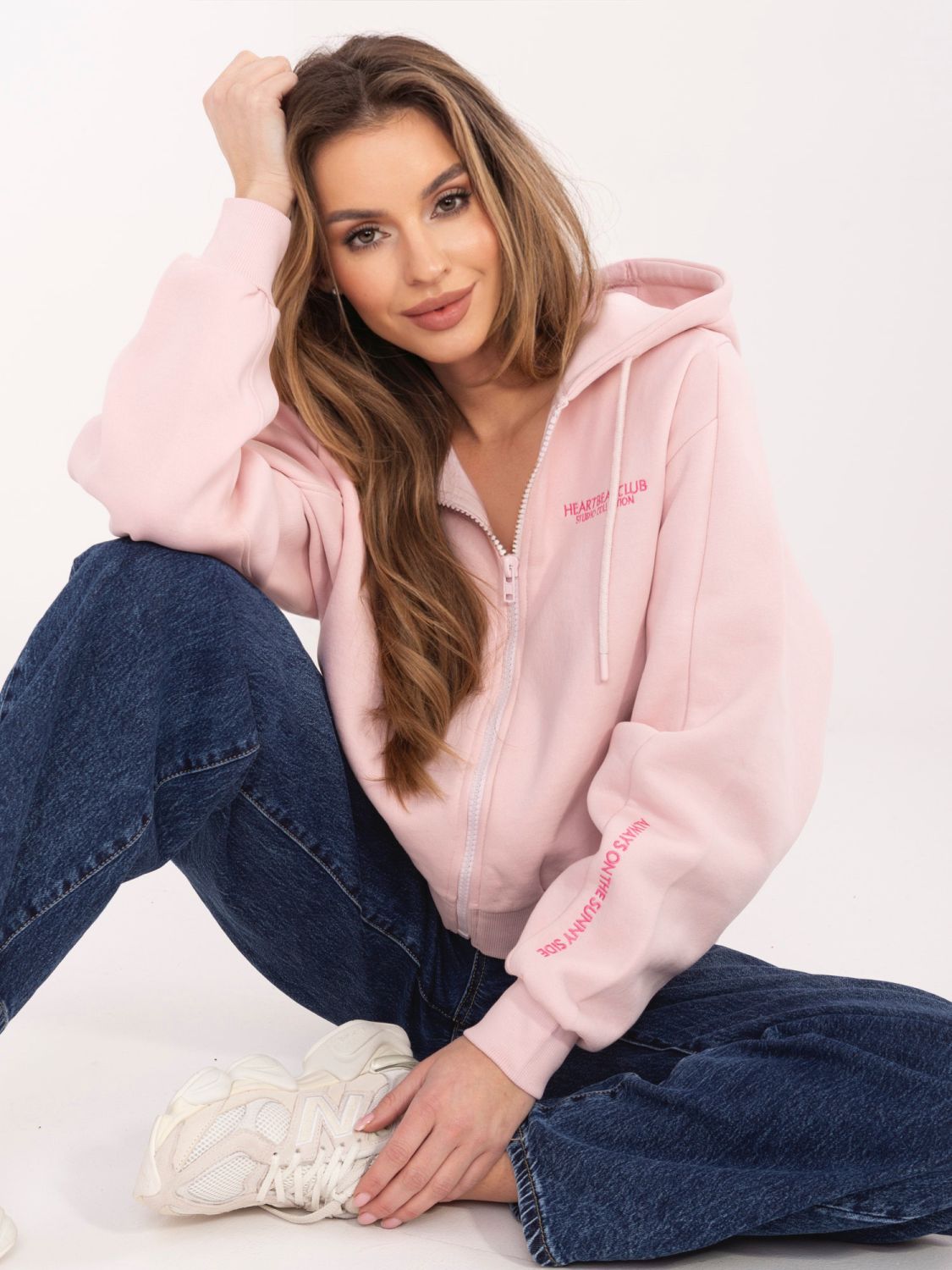 Kratka roza jopa s kapuco in zadrgo