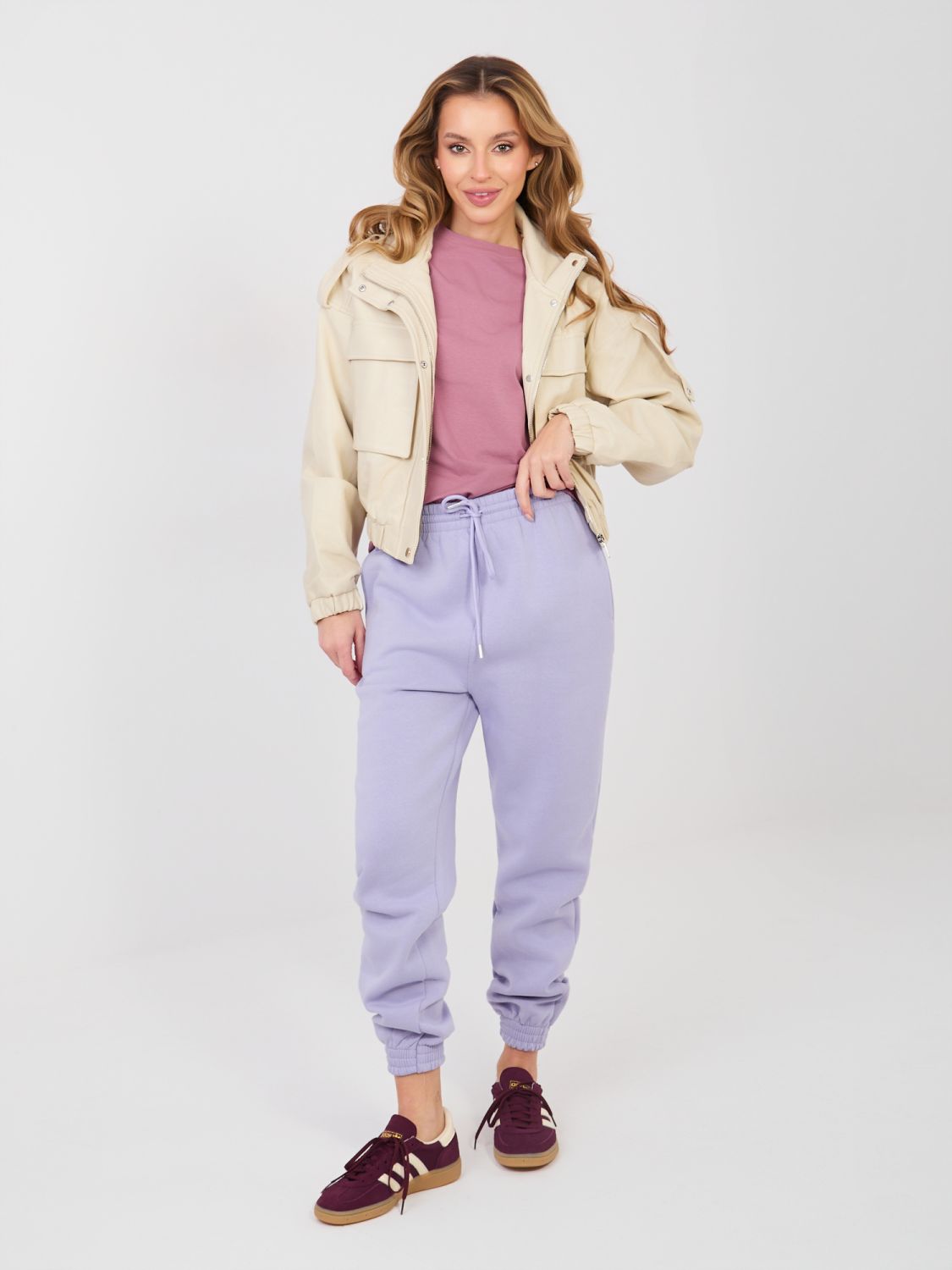 Ženske športne hlače v svetlo vijolični barvi z visokim pasom