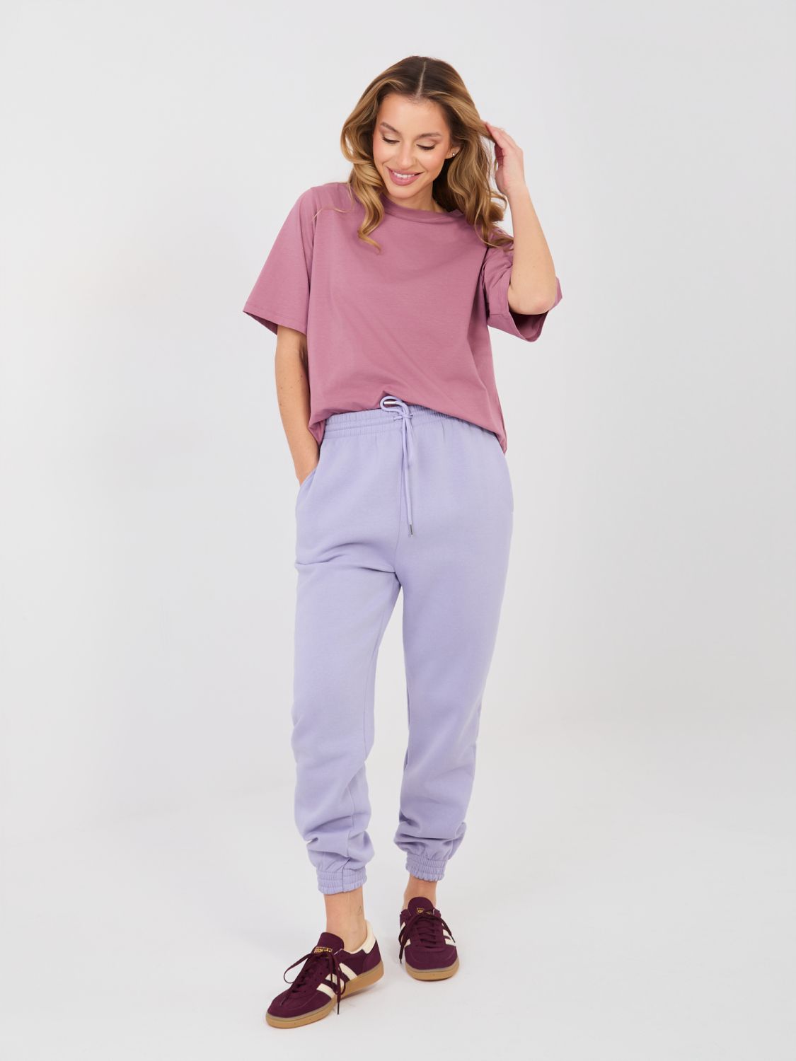 Ženske športne hlače v svetlo vijolični barvi z visokim pasom