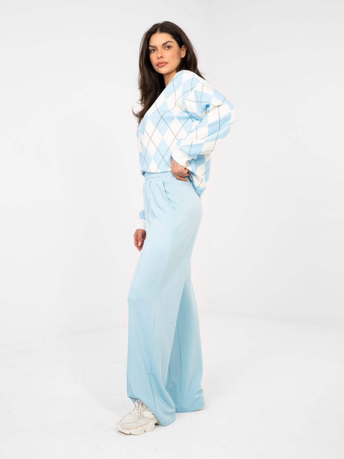 Ženske široke športne hlače v svetlo modri barvi