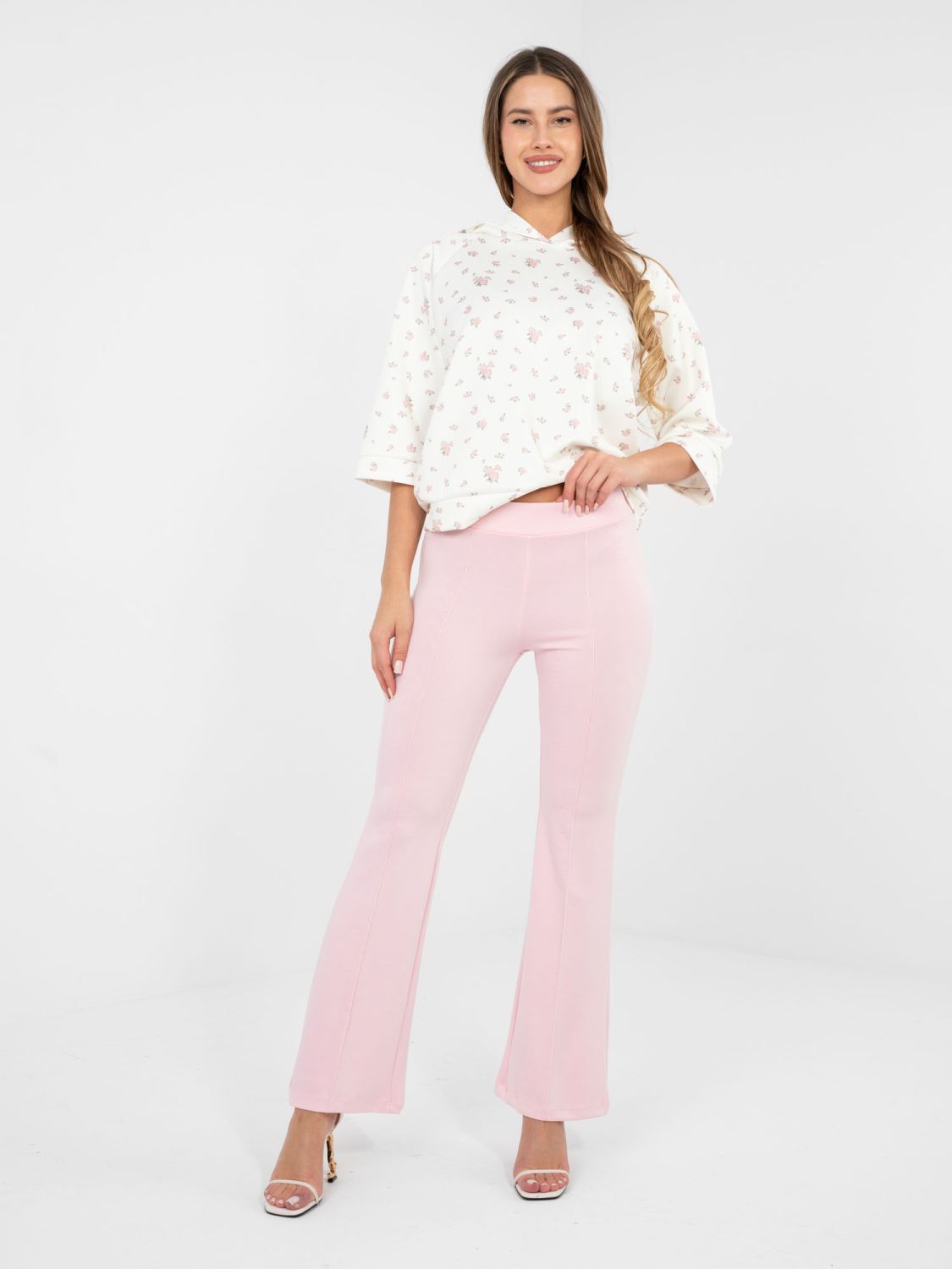 Elegantne roza športne hlače z visokim pasom in širokimi hlačnicami