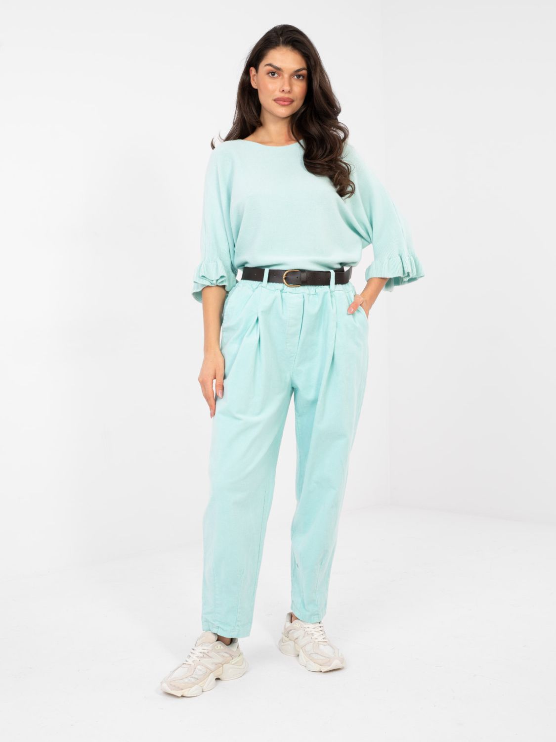 Elegantni svetlo moder pulover s 3/4 rokavi in volanom