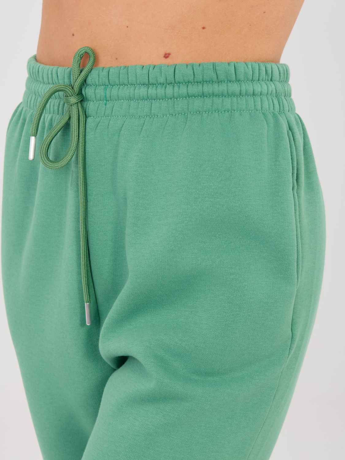 Pistacijeve športne hlače z visokim pasom