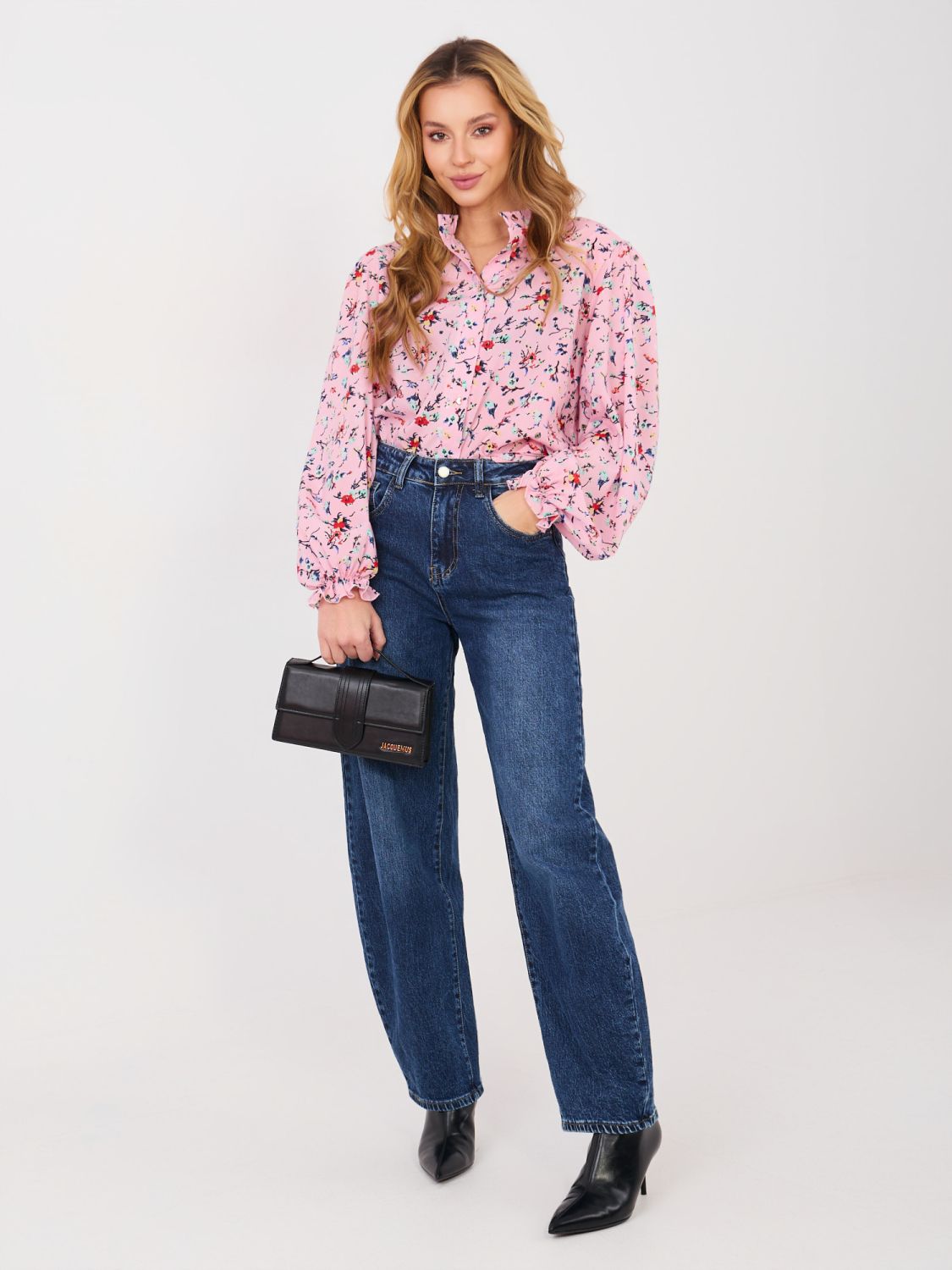 Rožnata srajca s cvetličnim vzorcem in napihnjenimi rokavi