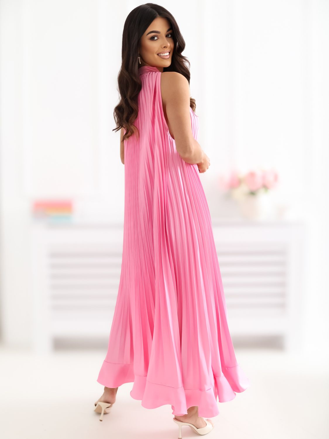 Rožnata midi koktajlna obleka brez rokavov