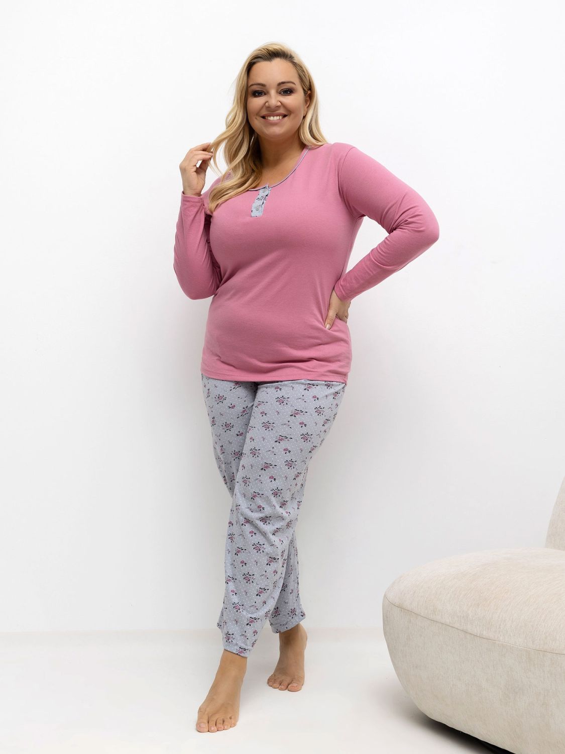 Ženska bombažna pižama z rožastim in pikčastim vzorcem, roza