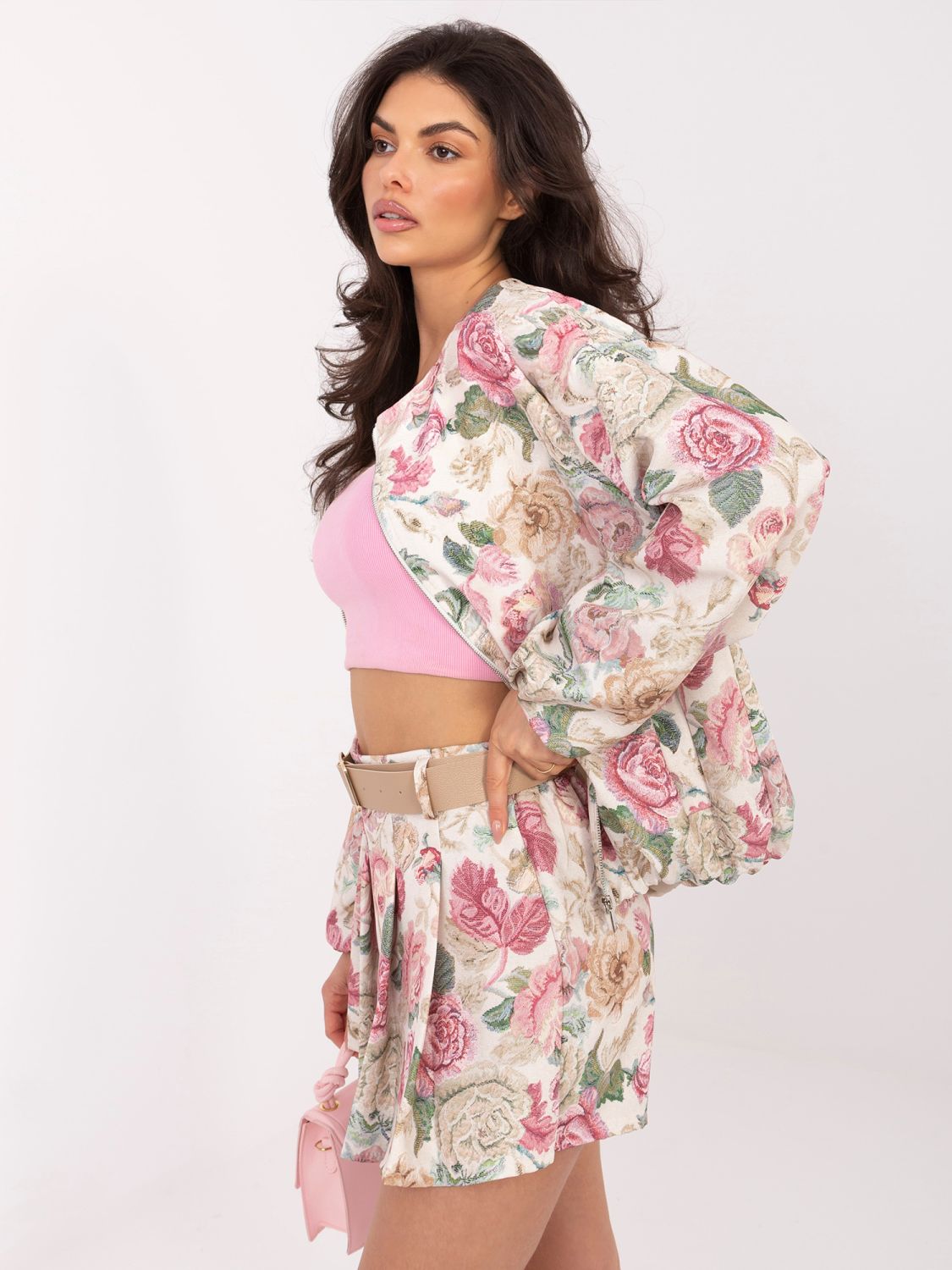 Rožnate kratke hlače s cvetličnim vzorcem in pasom