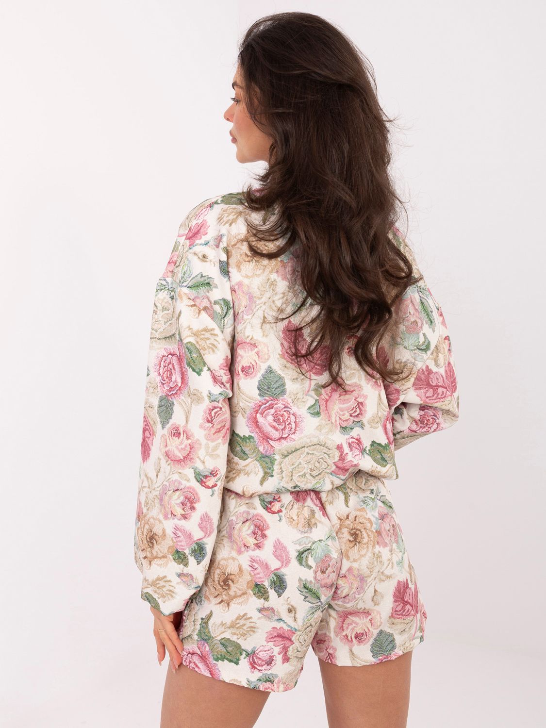 Rožnate kratke hlače s cvetličnim vzorcem in pasom