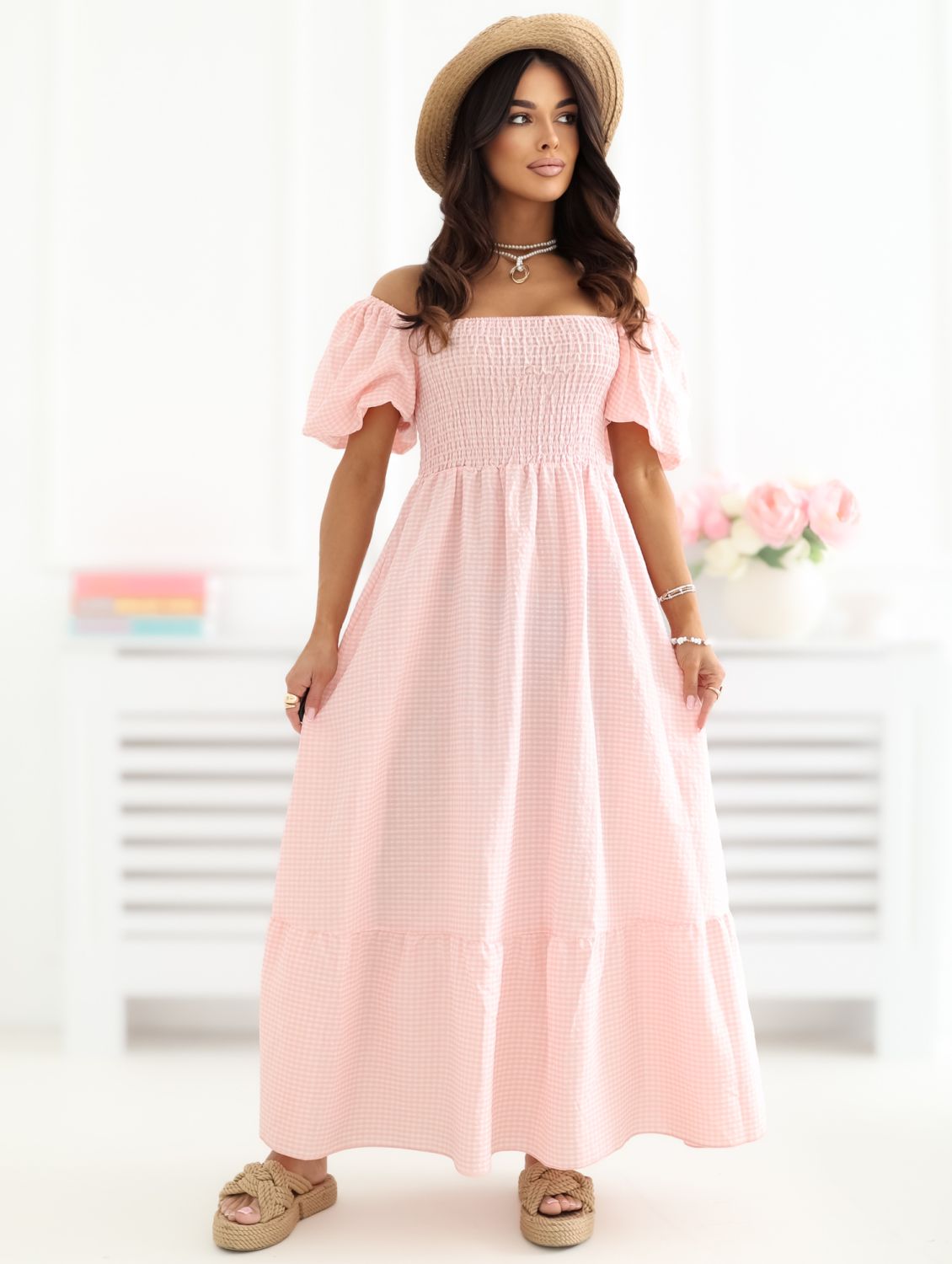 Oranžna midi obleka s karo vzorcem in volanom