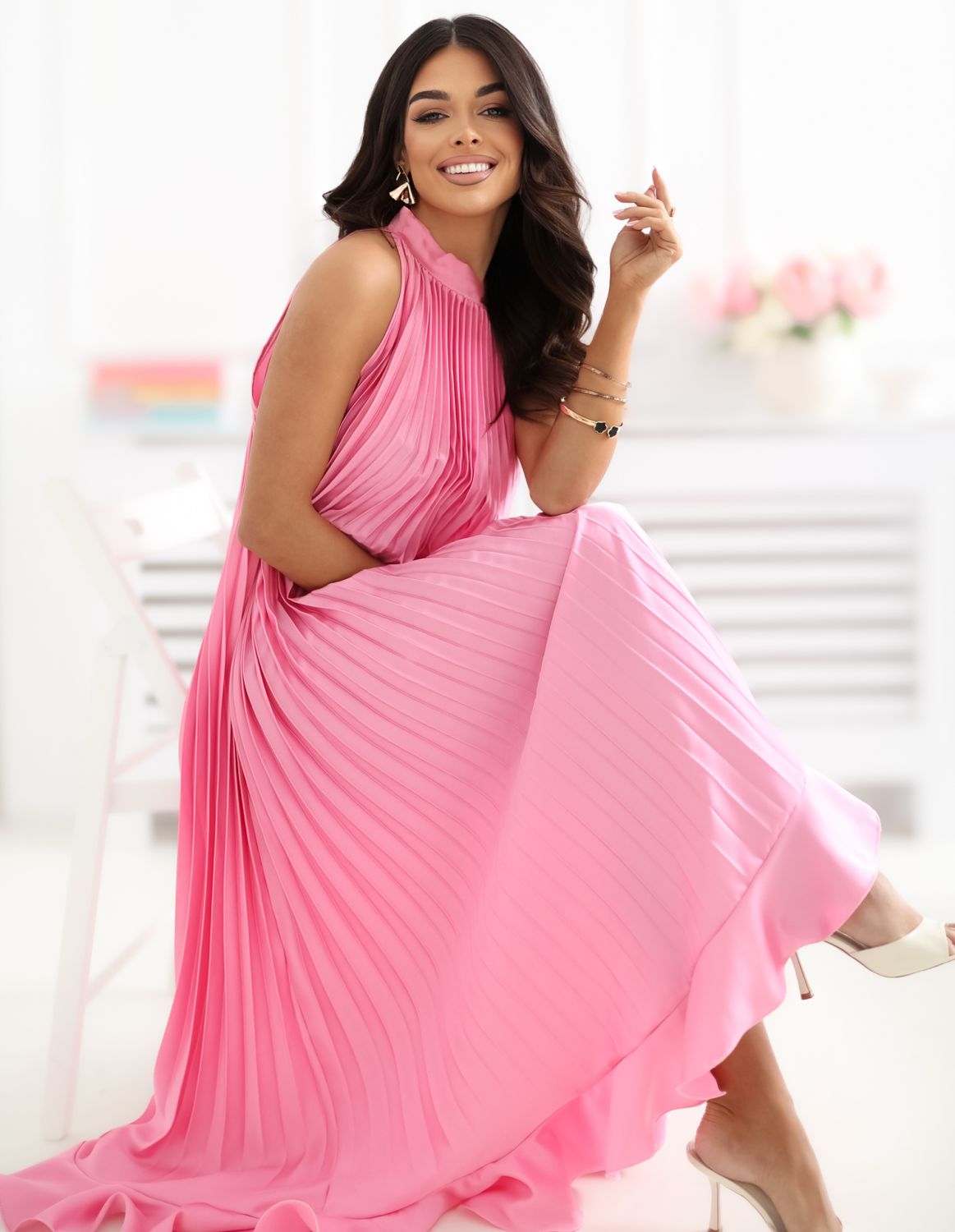 Rožnata midi koktajlna obleka brez rokavov