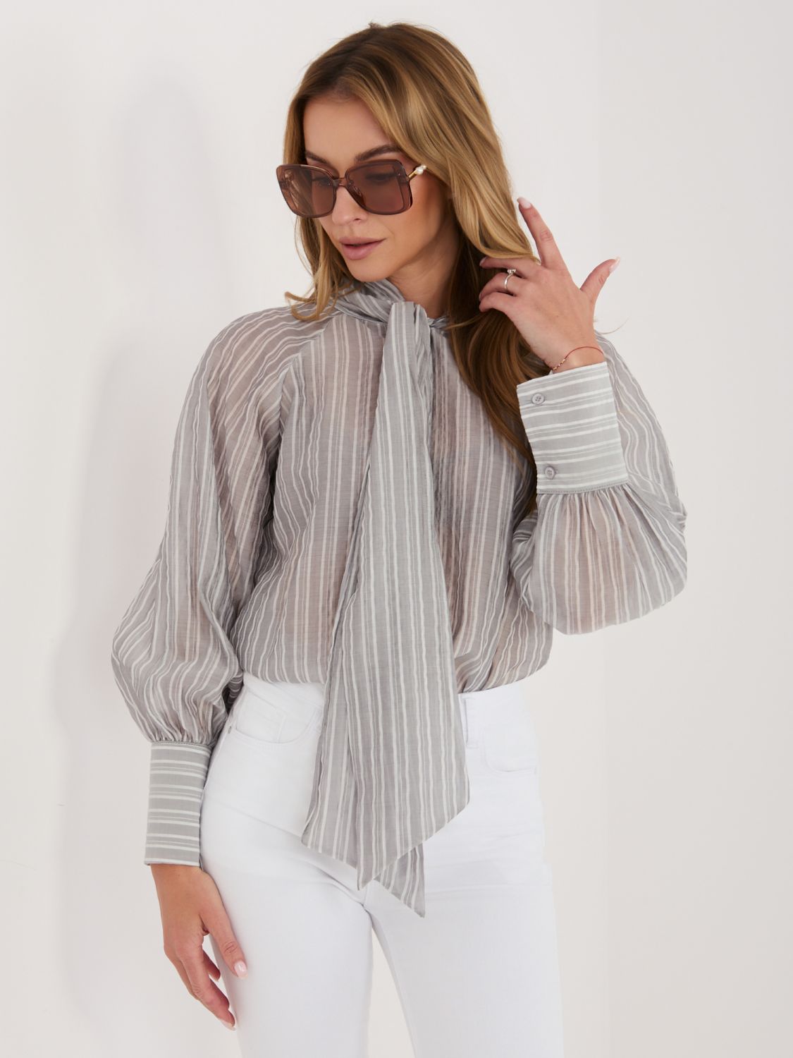 Siva črtasta klasična srajca z vezalko in napihnjenimi rokavi