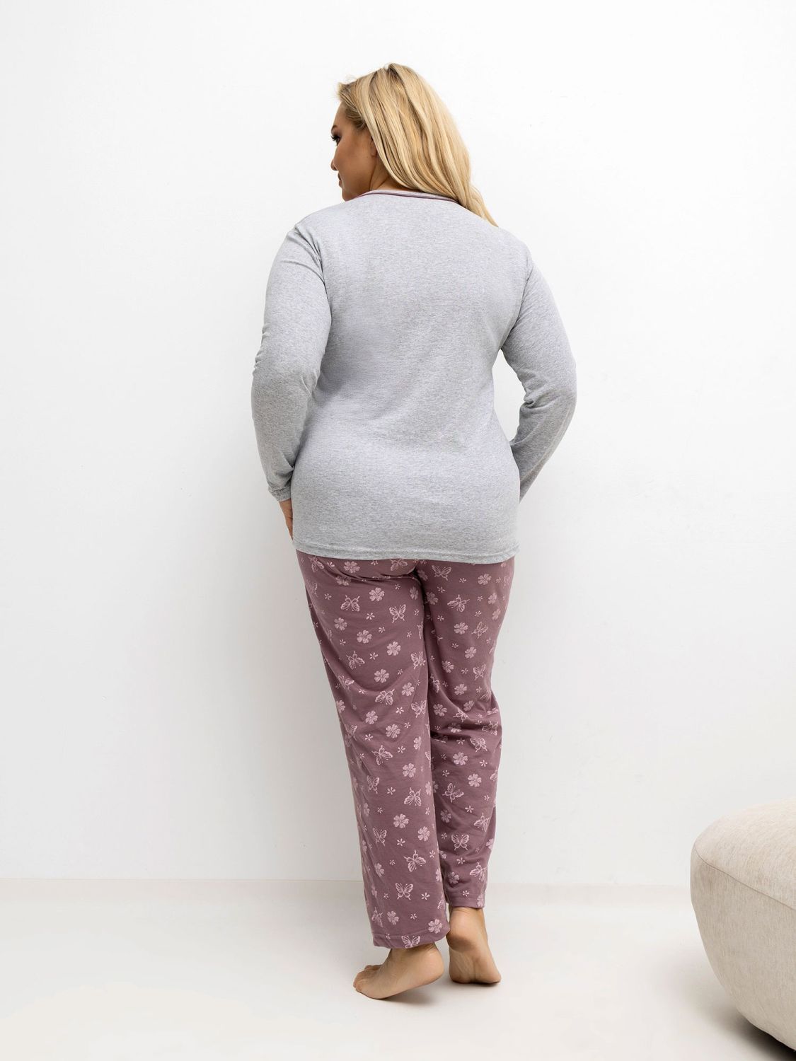 Ženska siva pižama s cvetličnim potiskom