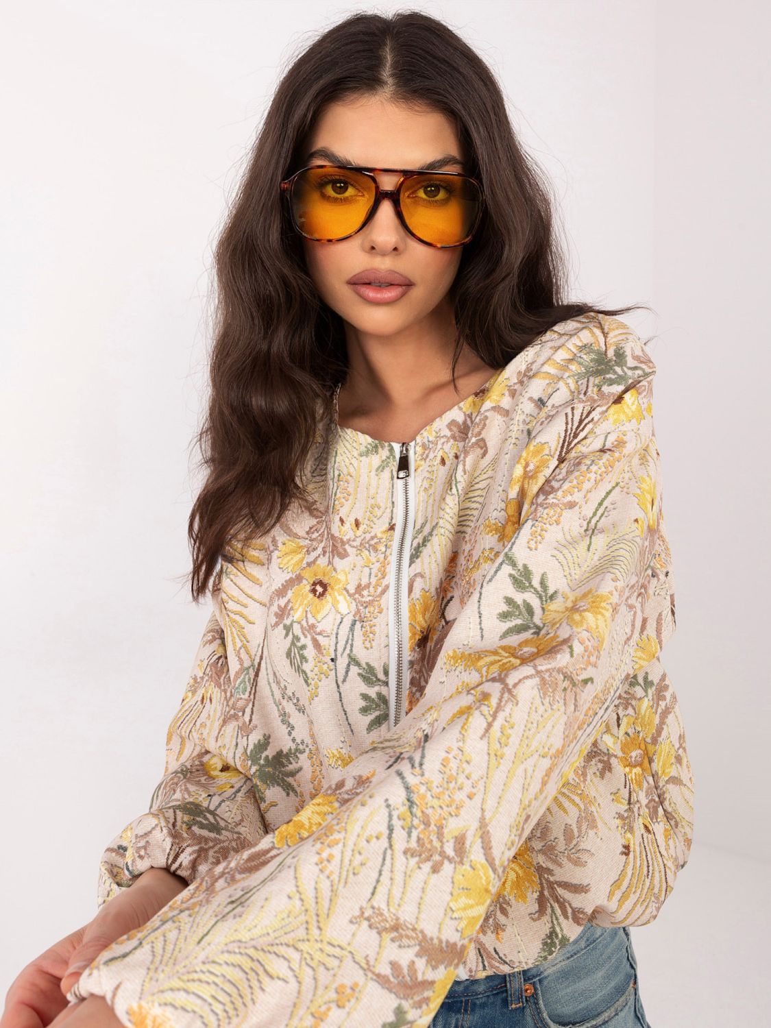 Rumena bomber jakna s cvetličnim vzorcem in podlogo