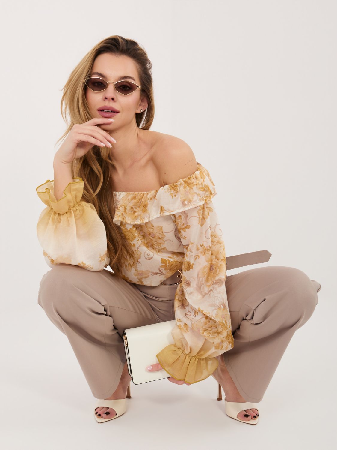 Rumena bluza s cvetličnim vzorcem in odprtimi rameni