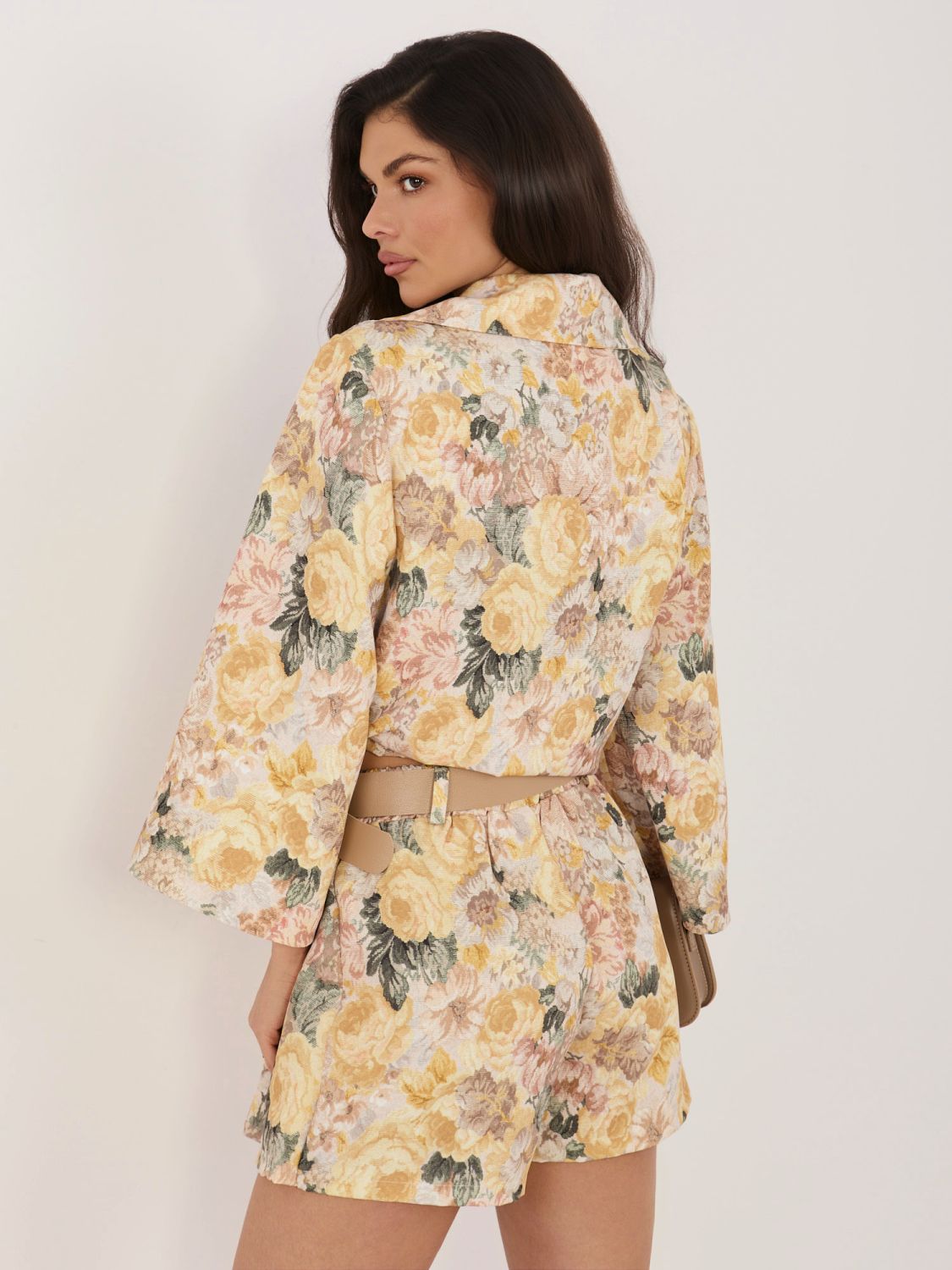 Rumene kratke hlače s cvetličnim vzorcem in širokimi hlačnicami
