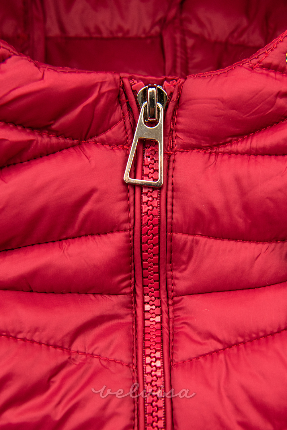 Temno rdeča jakna z elastičnim pasom