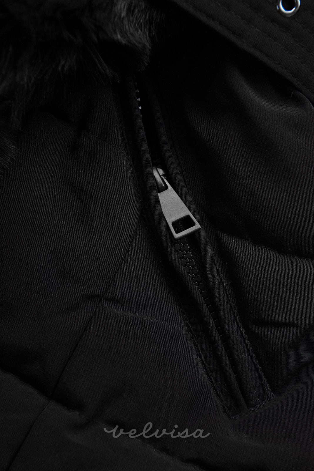 Črna zimska jakna s pasom in krznom