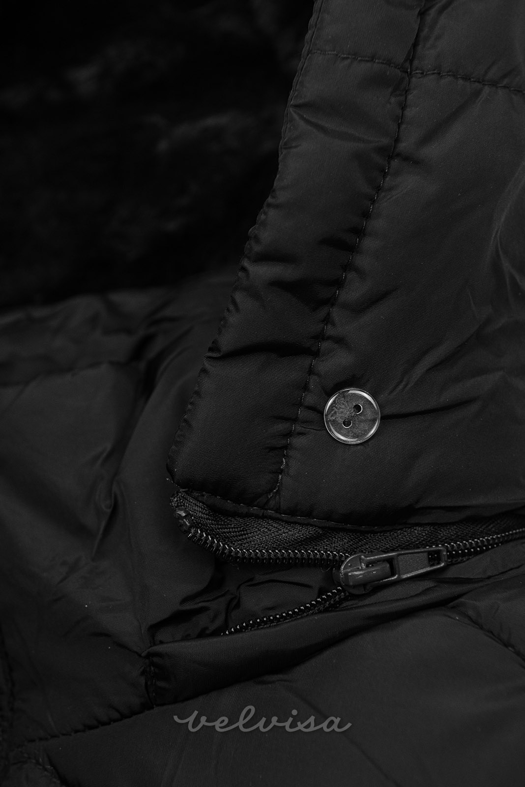 Črna prešita zimska bunda s snemljivo kapuco