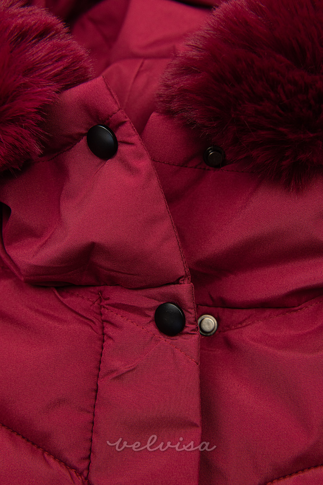 Vinskordeča zimska bunda, krojena za širše boke