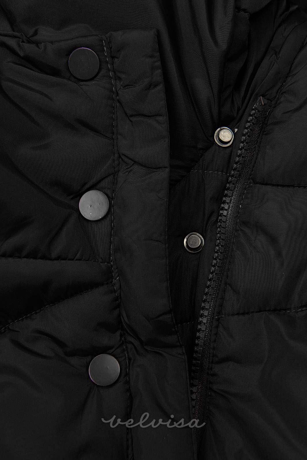 Črna prešita zimska jakna z visokim ovratnikom