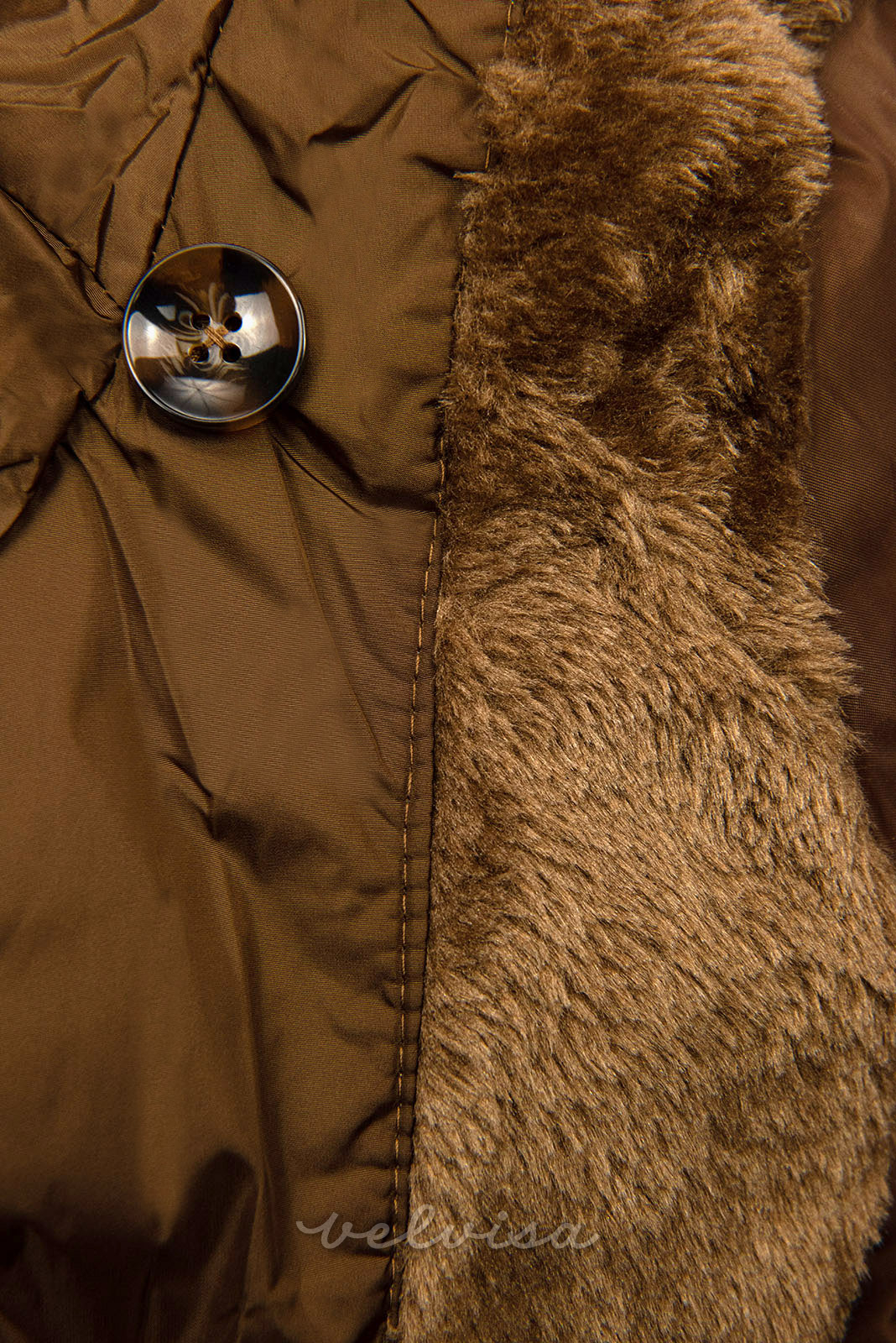 Karamelnorjava prešita zimska jakna z visokim ovratnikom