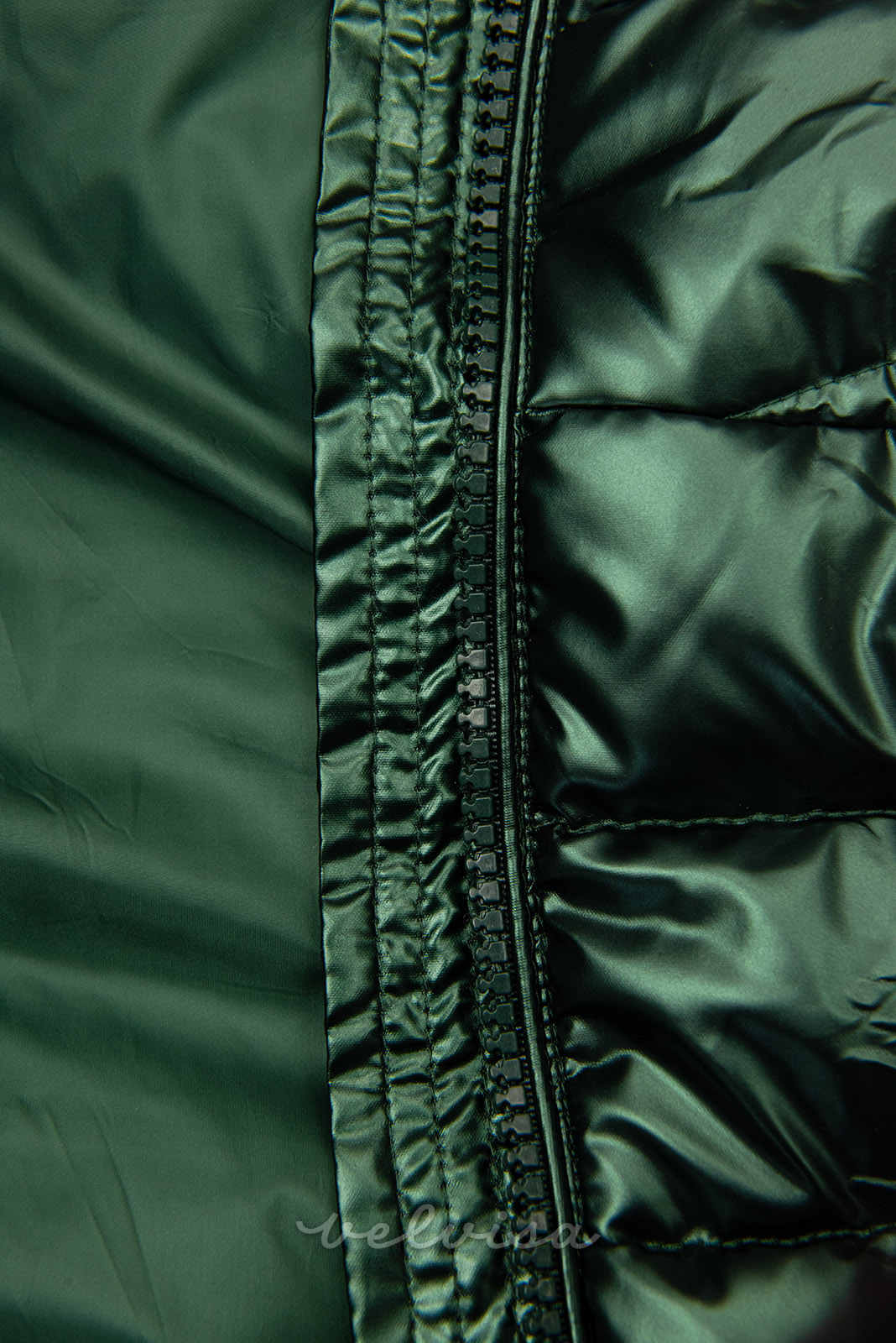 Smaragdnozelena zimska jakna z leskom in snemljivim krznom