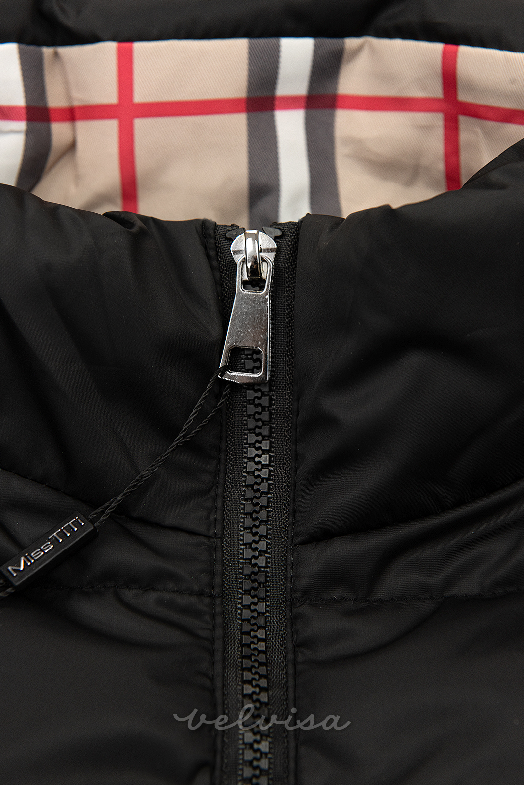 Črna jakna s karirasto obrobo