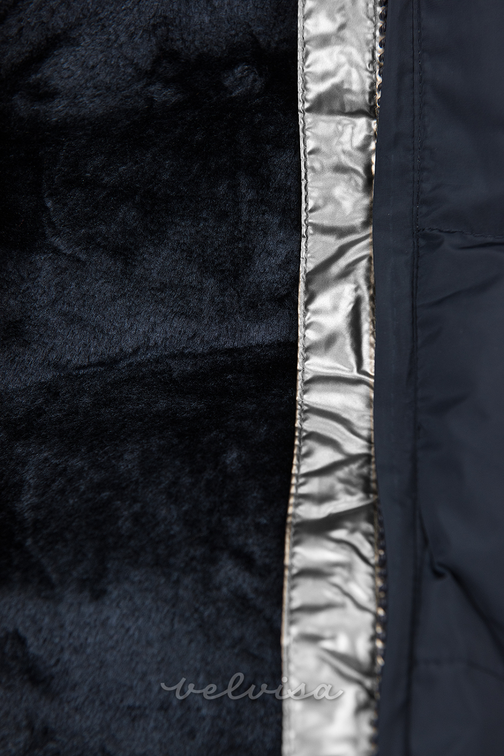 Temno modra zimska bunda s srebrno obrobo