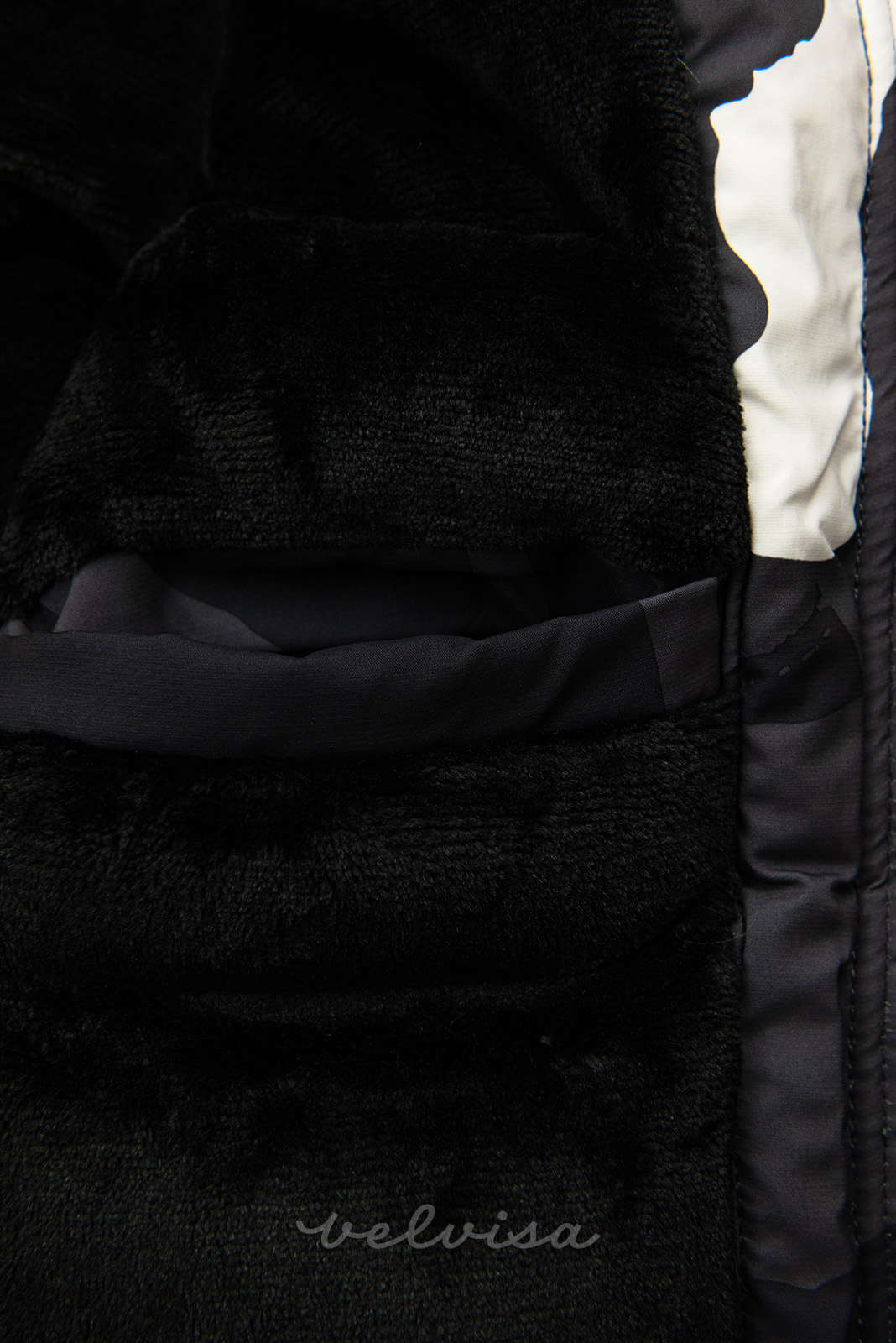 Temno siva jakna s podlogo z maskirnim vzorcem