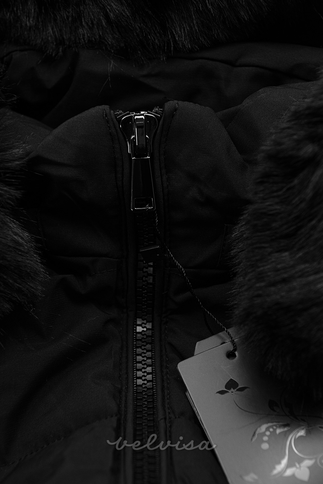 Črna prešita bunda s kapuco in krznom