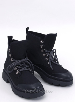 Črni pohodni čevlji iz blaga