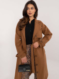 Elegantna prehodna jakna v camel barvi