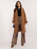 Elegantna prehodna jakna v camel barvi