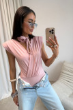 Pudrasto roza body z dekorativnim pasom