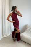 Dolga bordo maxi obleka z razporkom