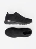 Črne športne slip-on teniske z tekstilnim zgornjim delom