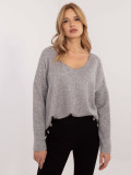 Elegantni siv pulover z aplikacijo