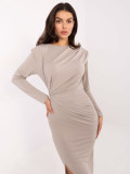 Elegantna bež midi obleka z dolgimi rokavi in nabiranjem