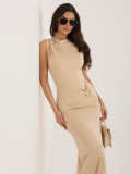 Bež midi obleka oprijetega kroja brez rokavov
