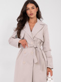 Bež trenčkot s pasom za prehodno obdobje