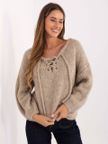 Bež pulover s pletenim vzorcem in vezalkami pri izrezu