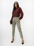 Elegantna bluza s cvetličnim vzorcem in stoječim ovratnikom