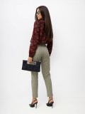 Elegantna bluza s cvetličnim vzorcem in stoječim ovratnikom