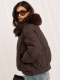 Rjava prešita zimska jakna s stoječim ovratnikom