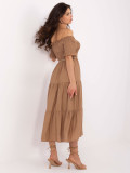 Elegantna razširjena obleka v camel barvi