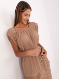 Eleganten komplet v camel barvi