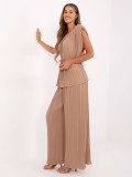 Eleganten komplet v camel barvi